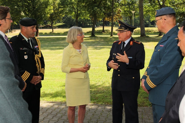  Die kanadische Botschafterin Marie Gervais-Vidricaire im Gespräch mit Brigadegeneral Rainer Keller (Quelle: Luftwaffe/LwUstgGrp Wahn)  | 